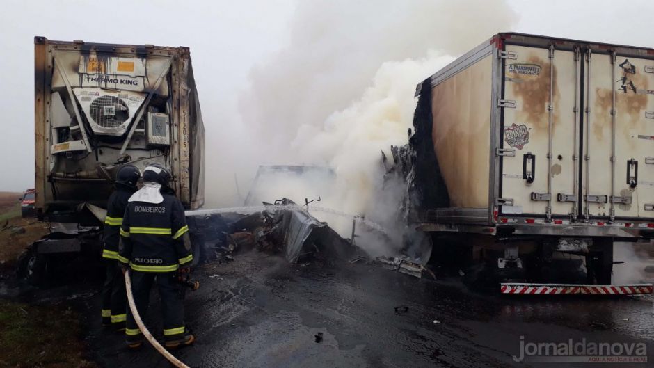 Após colisão, três carretas pegam fogo em grave acidente em Chapadão do Sul