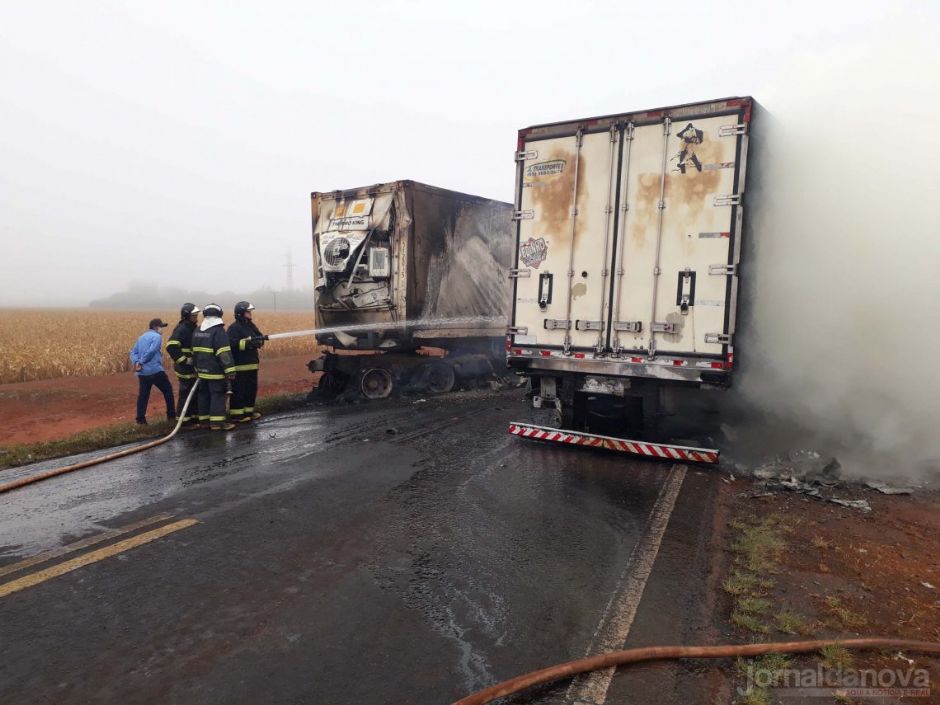 Após colisão, três carretas pegam fogo em grave acidente em Chapadão do Sul