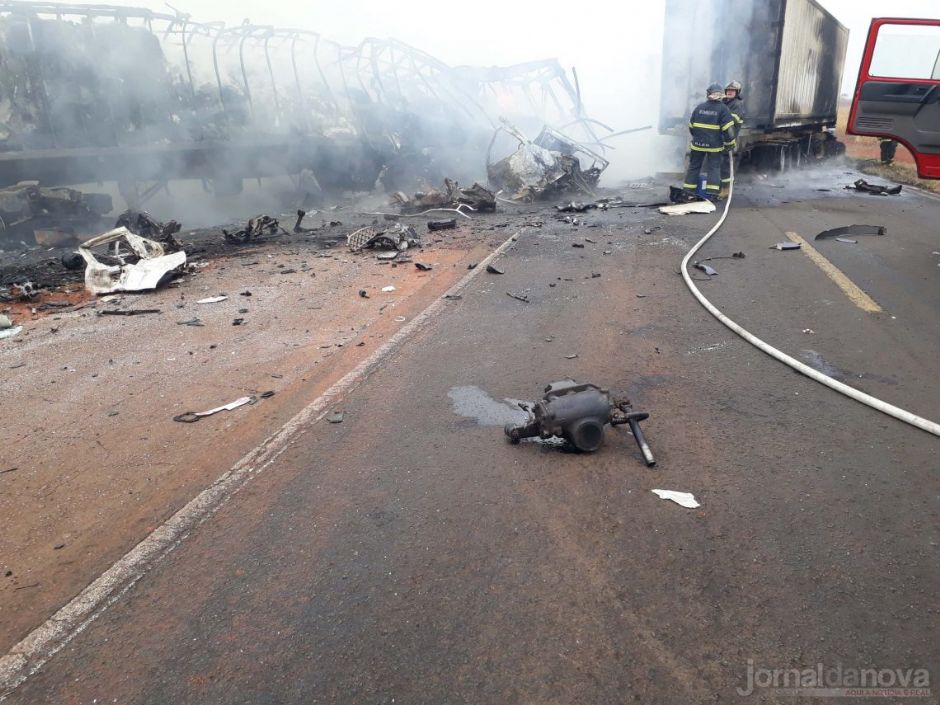 Após colisão, três carretas pegam fogo em grave acidente em Chapadão do Sul