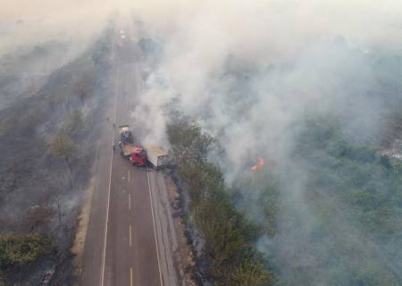 Colisão frontal entre caminhão e carreta deixa um morto na BR-262 em Corumbá