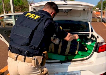 Polícia intercepta carro roubado e cheio de maconha