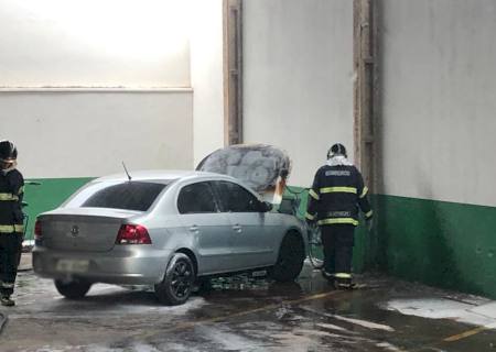 Vídeo: Carro pega fogo em estacionamento de supermercado em Nova Andradina