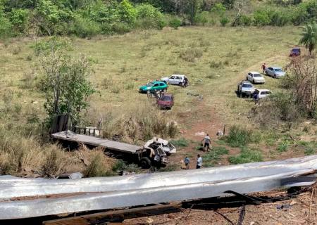 Caminhão cai em ribanceira e douradense morre na Serra de Maracaju