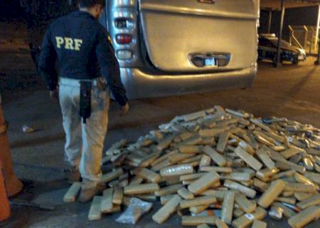PRF descobre quase uma tonelada de drogas em ônibus na cidade de Bandeirantes