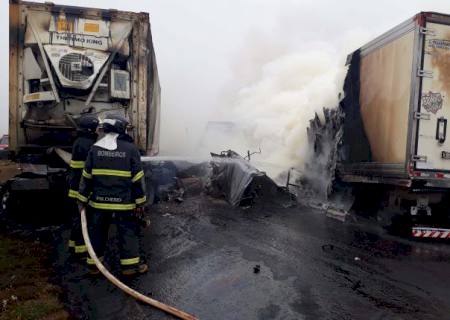 Após colisão, três carretas pegam fogo em grave acidente em Chapadão do Sul