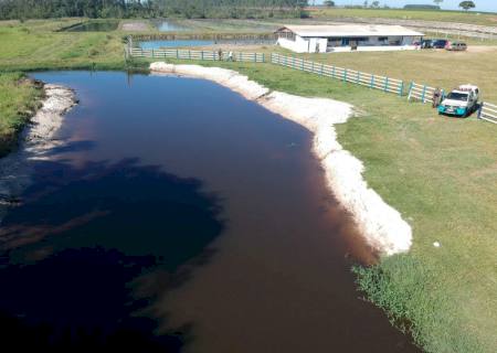 Polícia Ambiental autua dono de pesqueiro em Taquarussu por tirar areia de córrego para construir ''prainha''