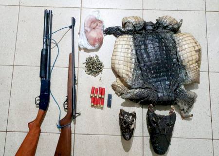 Caçador é preso e multado em R$ 10 mil ao ser flagrado com caça, armas e munições