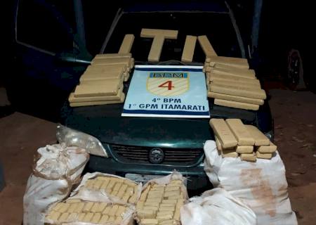 Em Itamarati, ao ver viatura da PM, traficante foge e abandona carro cheio de maconha