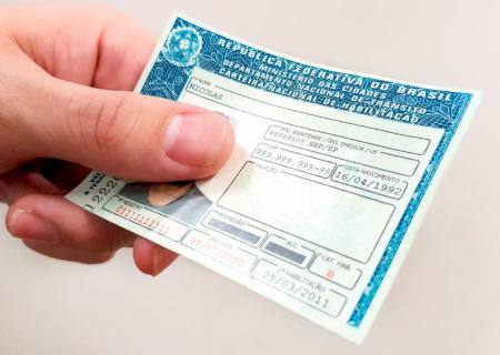 Governo publica lei que muda prazo da CNH e limite de multas