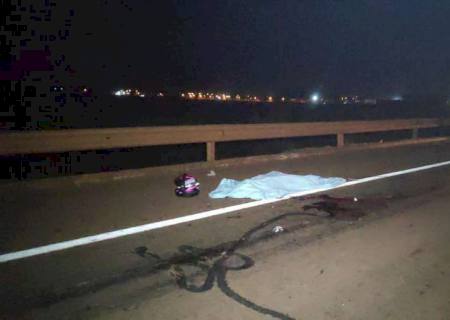 Mulher morre e irmã fica gravemente ferida após colidirem moto com carreta em Dourados