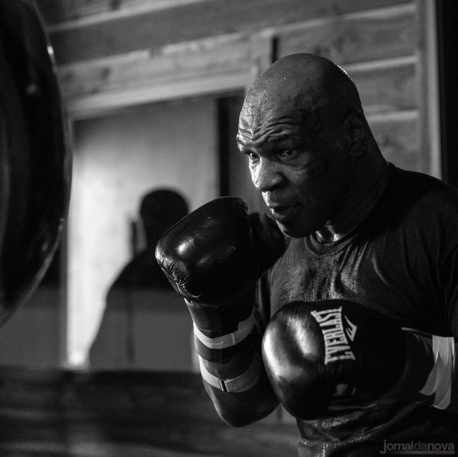 Mike Tyson retorna ao boxe em mais um capítulo de jornada com abandono, crimes e volta por cima