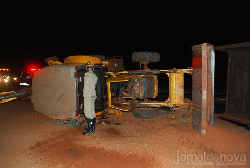 Caminhão carregado com retroescavadeira tomba na rotatória de Santa Rita do Pardo