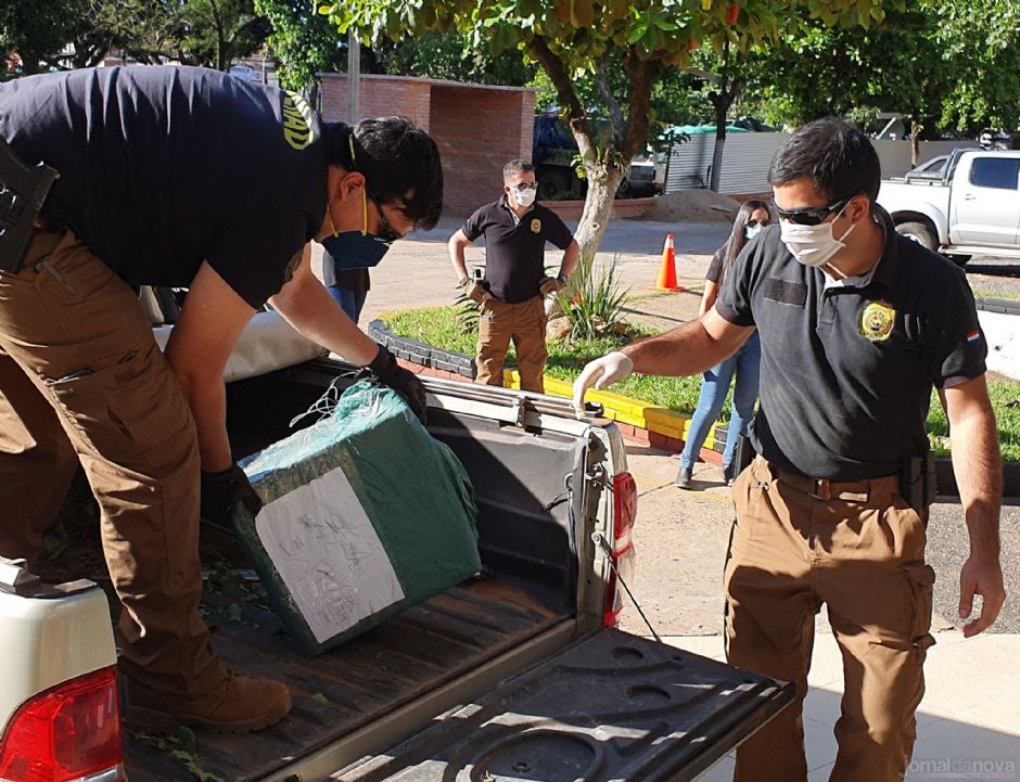 Ação na fronteira apreende 385 kg de cocaína e um avião