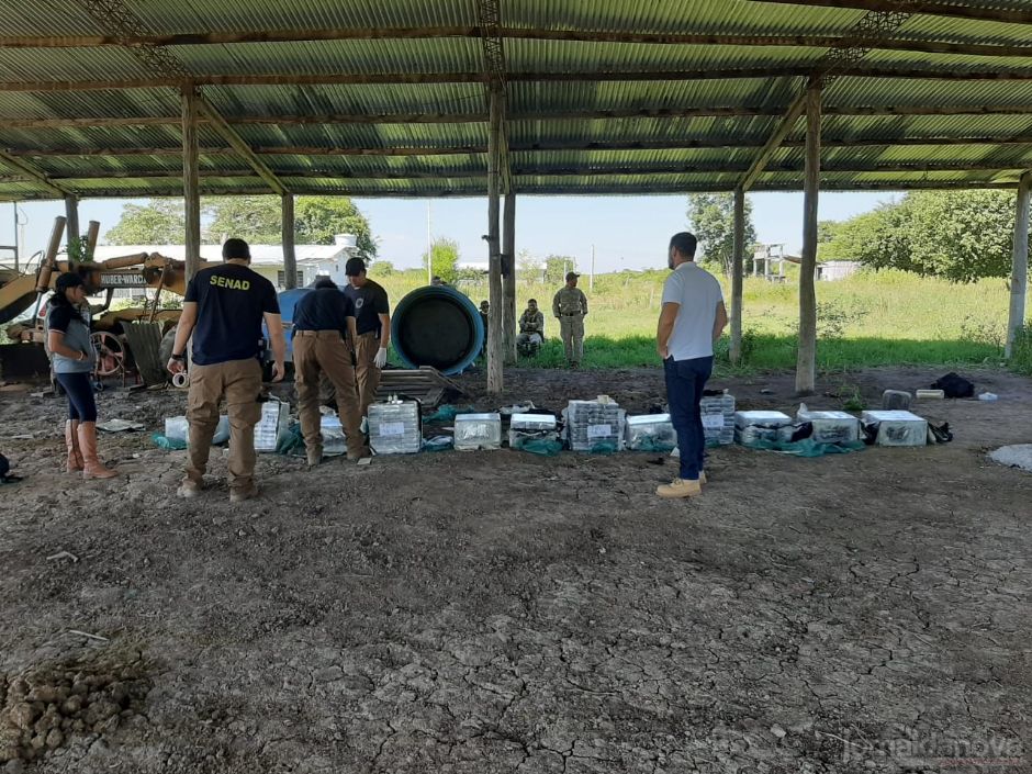 Ação na fronteira apreende 385 kg de cocaína e um avião