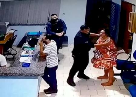 Vídeo mostra policial militar espancando mulher algemada em Bonito