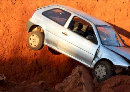 Carro com família cai em buraco e fica ''pendurado'' na MS-306