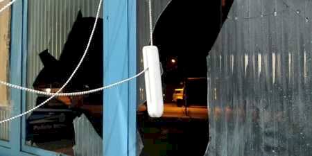 Mulher embriagada quebra vidros de quartel da PM em Sidrolândia