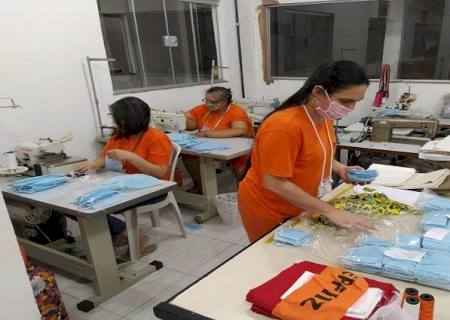 Presídio feminino da Capital trabalha na produção de máscaras para AACC