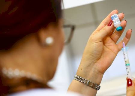 Vacina da AstraZeneca é promissora em idosos, revela estudo