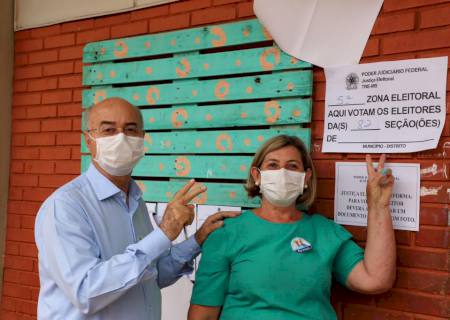 Prefeito Gilberto Garcia e primeira dama votaram pela manhã