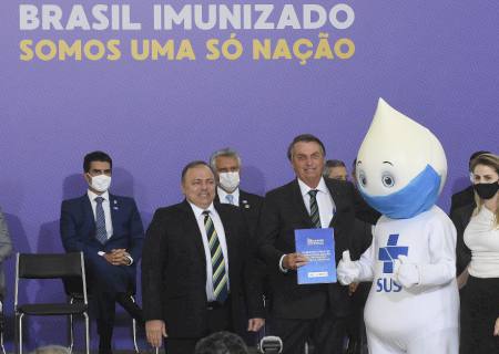 Bolsonaro assina texto que destina R$ 20 bilhões para compra de vacina