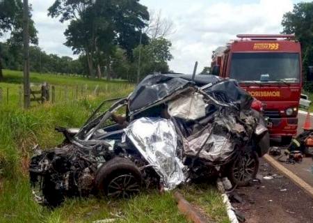 Médico morre ao colidir carro com caminhão em Guia Lopes da Laguna