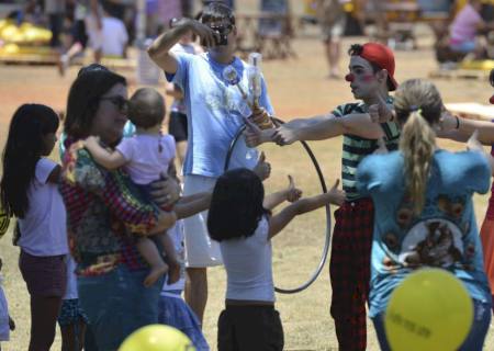Dia das Crianças: geração conectada ainda gosta de brincar de bonecos