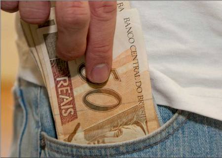Governo aumenta para R$ 1.088 previsão para mínimo em 2021