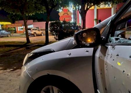 Casal é executado com mais de 100 tiros em frente a cassino na fronteira