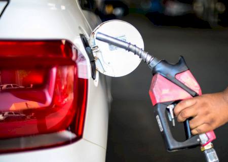 Presidente discute preço dos combustíveis com Câmara e Economia