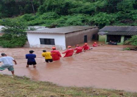 Bombeiros atuam em resgate de famílias desabrigadas pela chuva em Corumbá