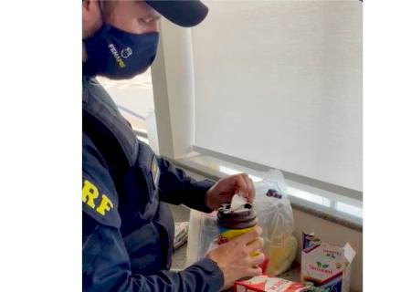 PRF apreende adolescente transportando maconha em meio a cesta básica