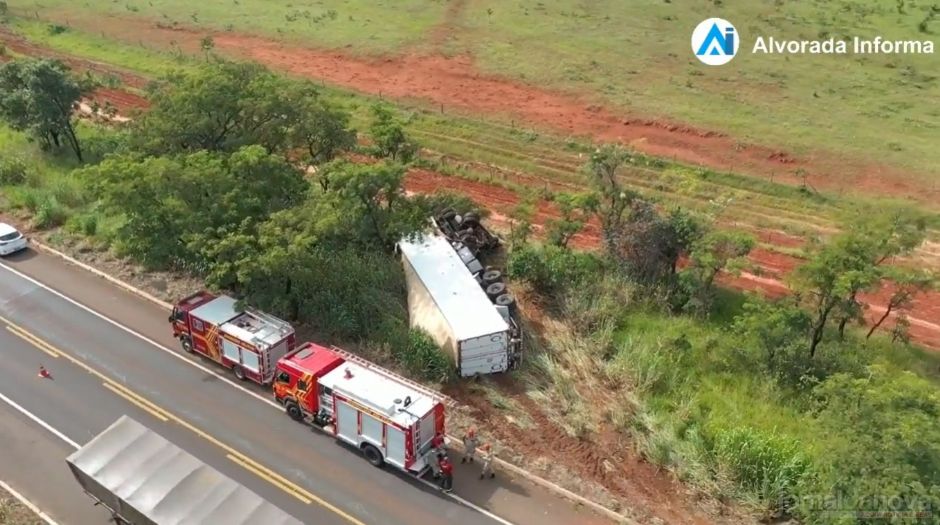 Motorista morre preso nas ferragens de caminhão após colisão na BR-267