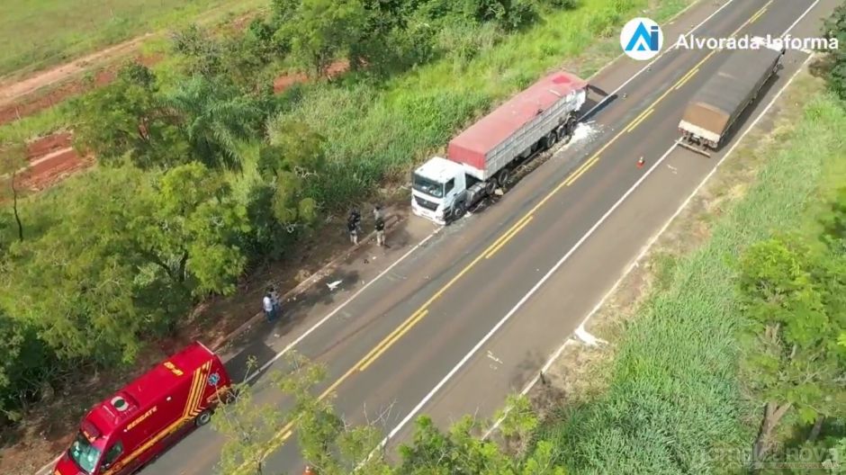 Motorista morre preso nas ferragens de caminhão após colisão na BR-267