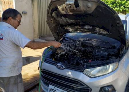 Princípio de incêndio no motor de um carro é controlado por mecânico no Randolfo Jareta