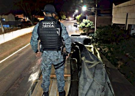Força Tática apreende bitrem com carregamento ilegal de madeira em Nova Andradina