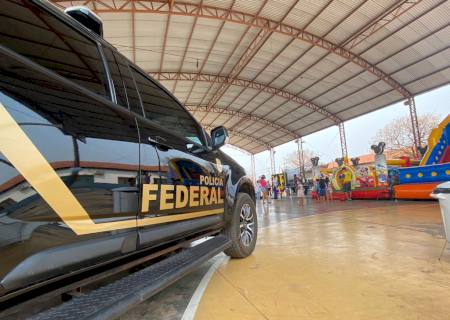 Superesportivo da Polícia Federal faz alegria das crianças em Corumbá