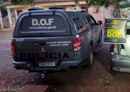 Ao avistarem viatura do DOF, traficantes abandonam carro com carga de skunk em Itaquiraí