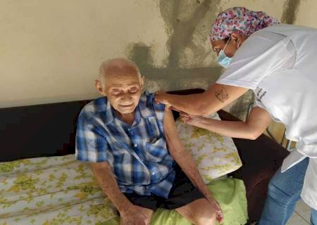 Com 105 anos, idoso recebe vacina contra a Covid-19 em Taquarussu