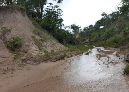 Polícia Ambiental de Costa Rica autua idoso por voçoroca de grande porte em propriedade rural