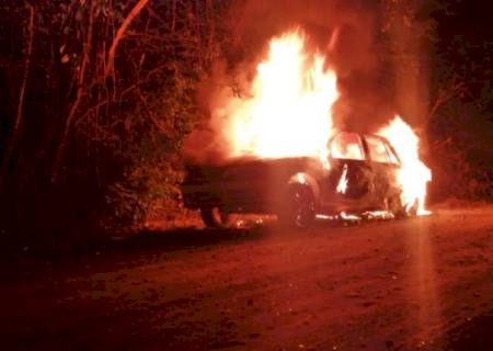 Carro é incendiado durante a madrugada em Campo Grande
