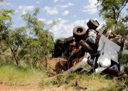 Motorista morre preso nas ferragens de caminhão após colisão na BR-267