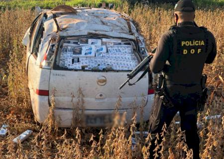 Contrabandista capota carro carregado com cigarros ao fugir do DOF em Sidrolândia