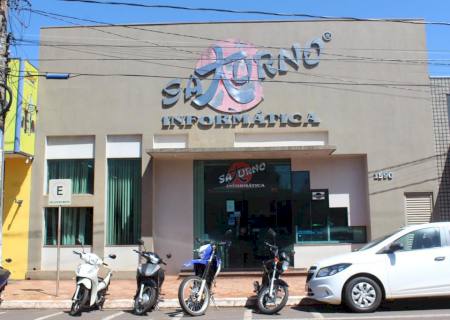 Saturno Informática acumula longa trajetória na venda de equipamentos eletrônicos e mobílias para escritórios