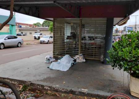 Polícia investiga corpo encontrado em frente a um estabelecimento comercial em Dourados