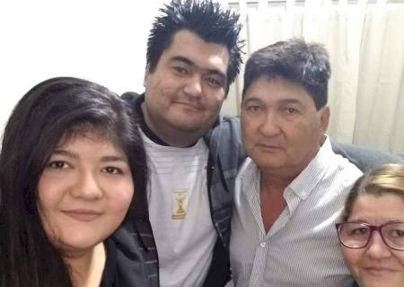 ''Minha vida foi devastada'', diz repórter que perdeu mãe, pai e irmão para a Covid-19 em 8 dias