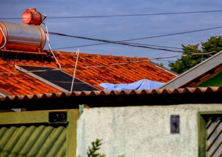 Corpo de suposto ladrão é encontrado em telhado de residência na Capital