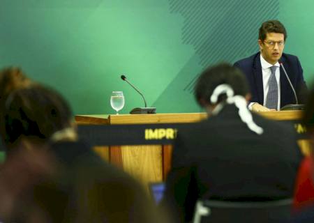 Salles: governo dobra recursos para combater desmatamento na Amazônia