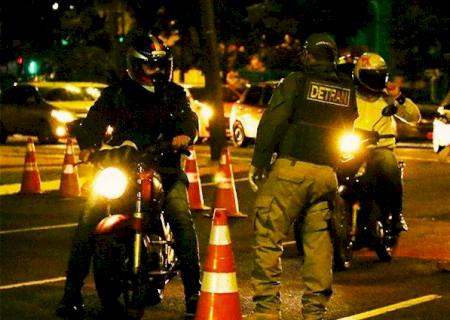Resistência à prisão e motorista de aplicativo embriagado; Detran flagrou quase 80 bêbados em blitz