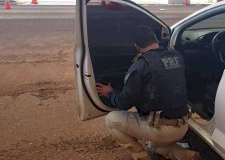 Polícia descobre tabletes de cocaína escondidos em veículo na BR-262